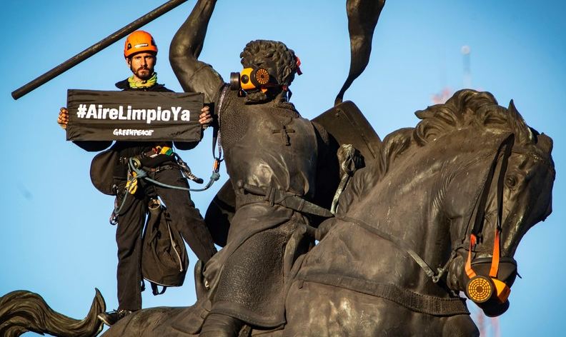 greenpeace en monumento al Cid Campeador