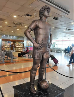 Monumento Maradona en Ezeiza