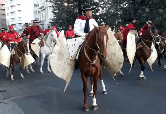 Desfile de gauchos saltenios