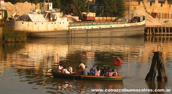 Botes cruzan el Riachuelo