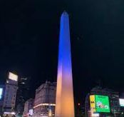 Obelisco iluminado con bandera Ucrania