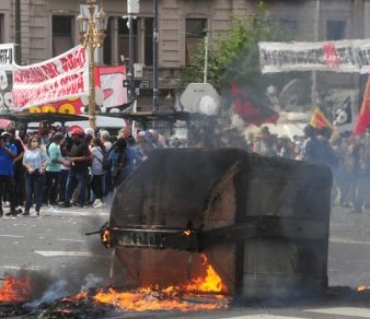 Queman contenedores frente al Congreso