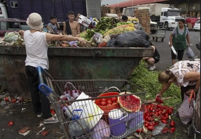 Recogen basura para comer